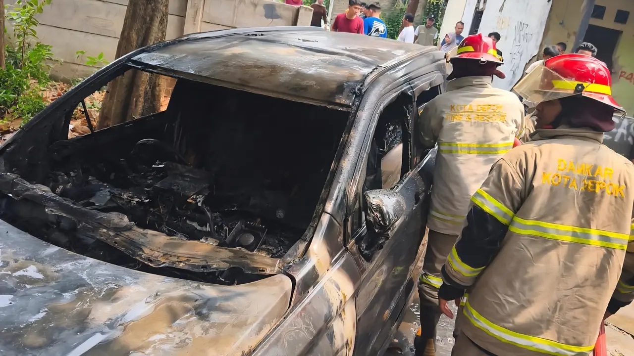 Mobil Terbakar Akibat Api Pembakaran Sampah di Depok, 90 Persen Bagian Kendaraan Hangus