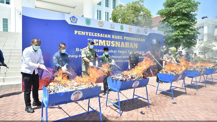 Rokok dan Miras Ilegal Senilai Rp9,3 Miliar Dimusnahkan Pemkab Pasuruan dan Bea Cukai