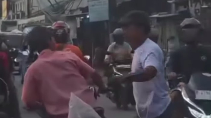 Viral Sopir Angkot Pukul Pemotor di Neglasari Tangerang, Polisi Gerak Cepat Tangkap Pelaku
