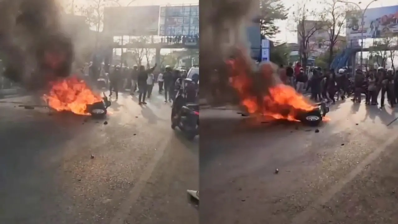 Pawai Sumpah Pemuda Berujung Bentrok di Makassar, Vespa Sprint Hangus Dibakar