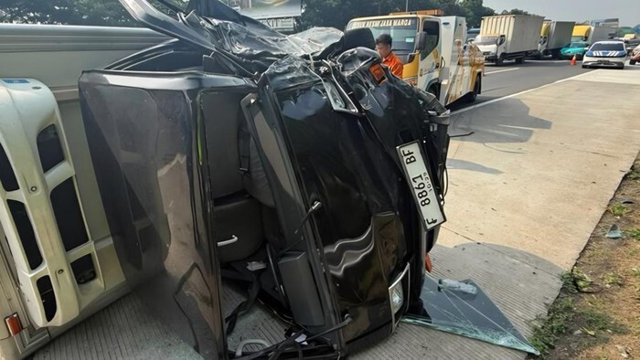 Mobil Boks Terguling Usai Tabrak Minibus di Tol Jagorawi, Sopir Mengalami Luka Ringan
