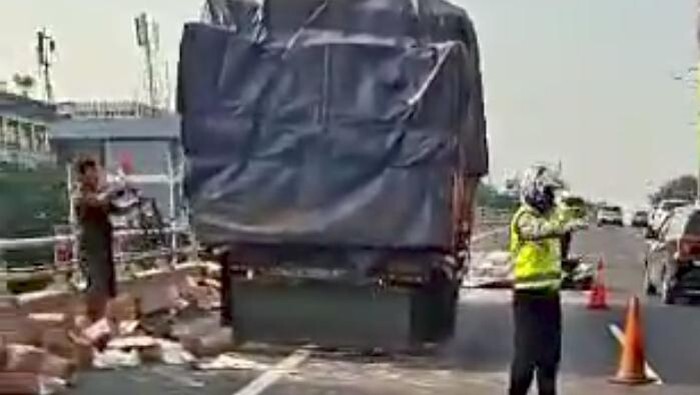 Truk Muatan Tepung Tumpah di Tol Tomang Arah Semanggi, Polisi dan Jasa Marga Langsung Evakuasi