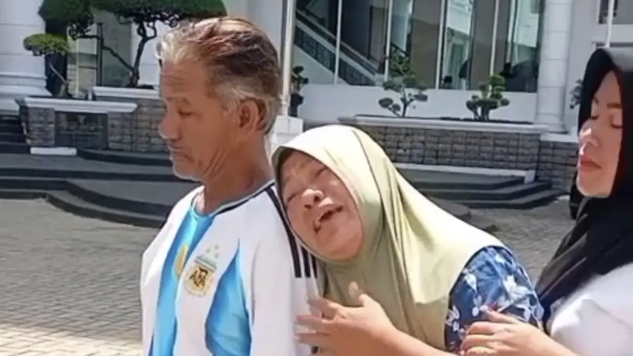 Tangis Orang Tua Pasien di Kantor Gubernur Sumut, Bobby Nasution Turun Tangan Tanggung Biaya Pengobatan