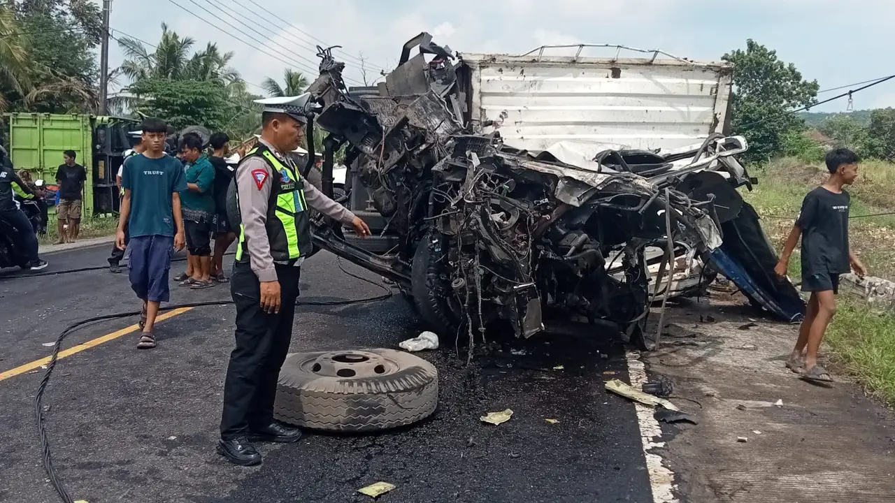 Tragedi di Jalinsum Penengahan: Rem Blong Picu Tabrakan Beruntun Tiga Truk Boks, Dua Tewas