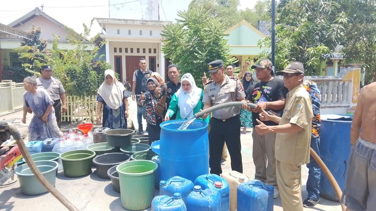 Polisi Bersama Masyarakat, Polsek Duduksampeyan Salurkan Air Bersih untuk Warga Tumapel