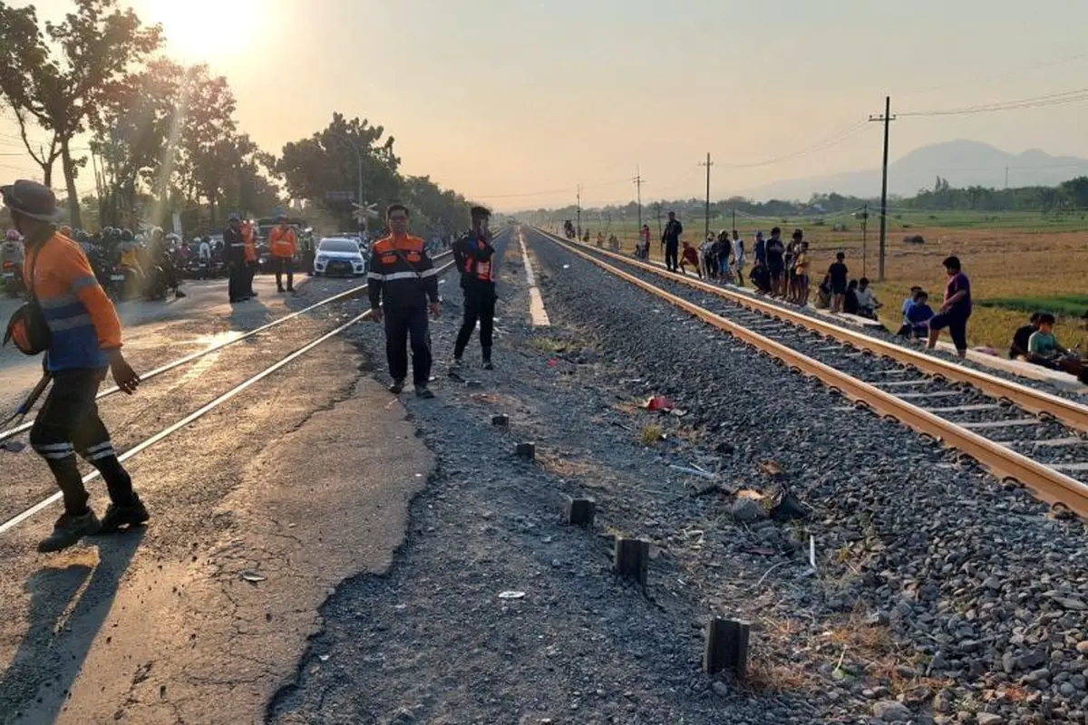 Bocah SD Tewas Tertabrak Kereta Pengangkut Peti Kemas di Semarang