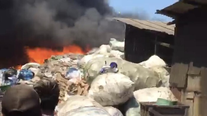 Gudang Rongsokan di Wadungasri Sidoarjo Terbakar Hebat, Damkar Kerahkan Empat Unit