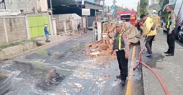 Truk Bermuatan Telur Terguling di Bypass Pandaan Pasuruan, Ribuan Telur Pecah dan Jalan Licin