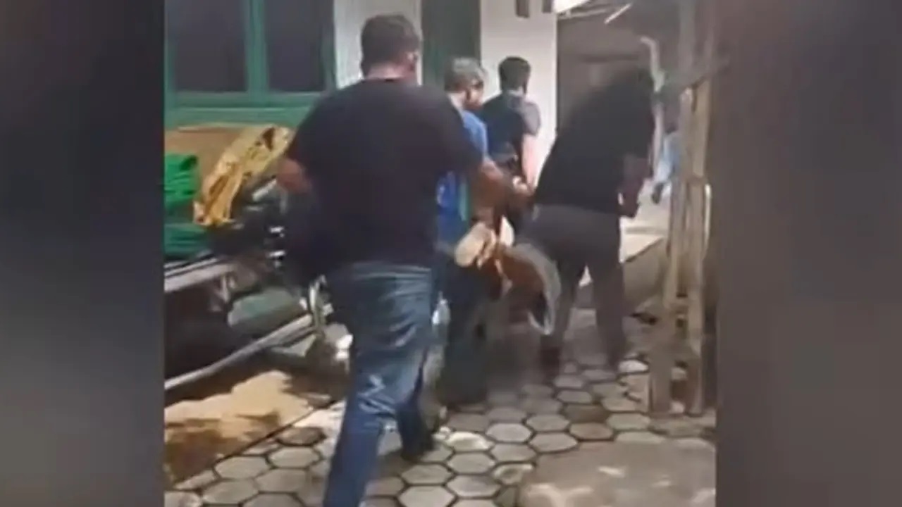 Bersembunyi di Bangunan Berdinding Kayu, Dwi Bagus Sempat Berteriak saat Ditangkap di Jombang