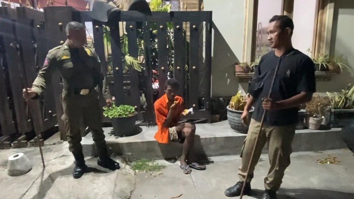 ODGJ Bawa Golok Mengamuk di Ponorogo, Kejar Badut hingga Ancam Pedagang