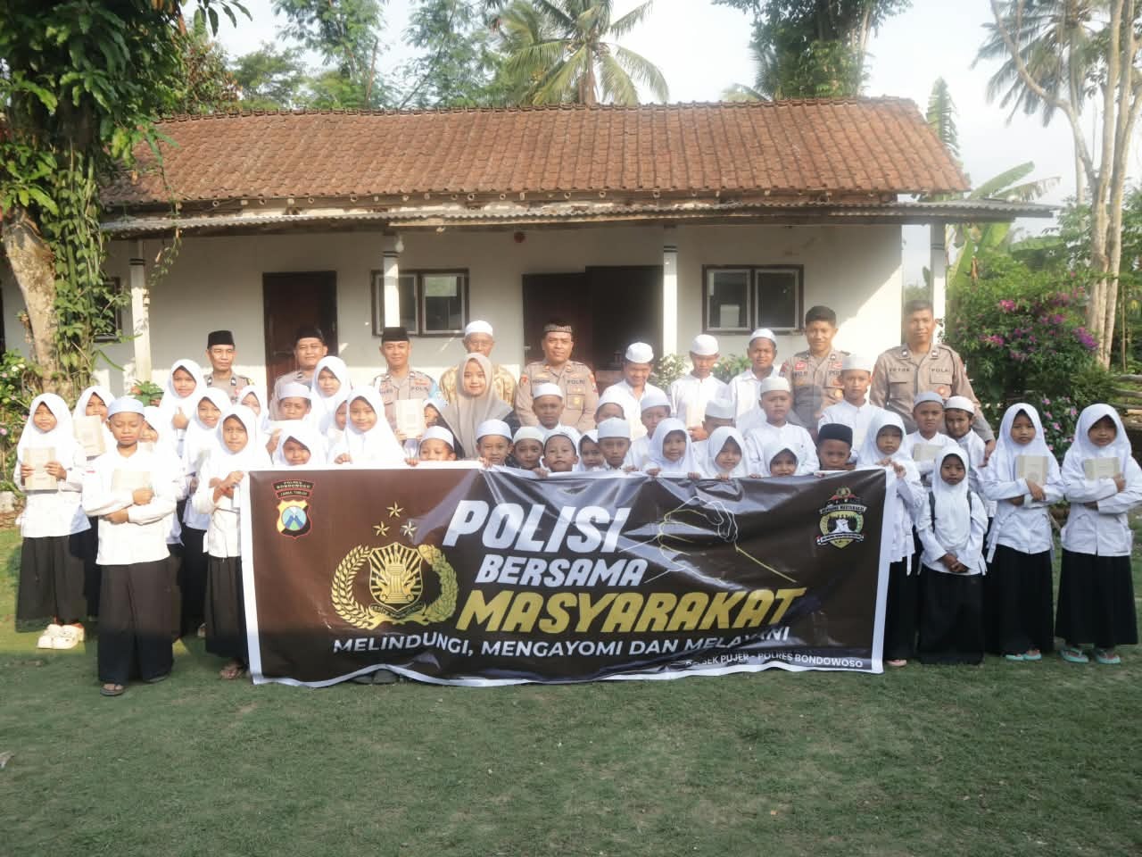 Peringati Hari Santri Nasional 2026, Polsek Pujer Salurkan 400 Al-Qur’an ke 20 TPQ dan Musala