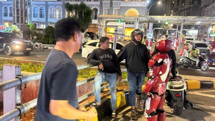 Viral! Pria Berkostum Iron Man Lerai Cekcok Sopir Taksi dan Pemobil di Kelapa Gading