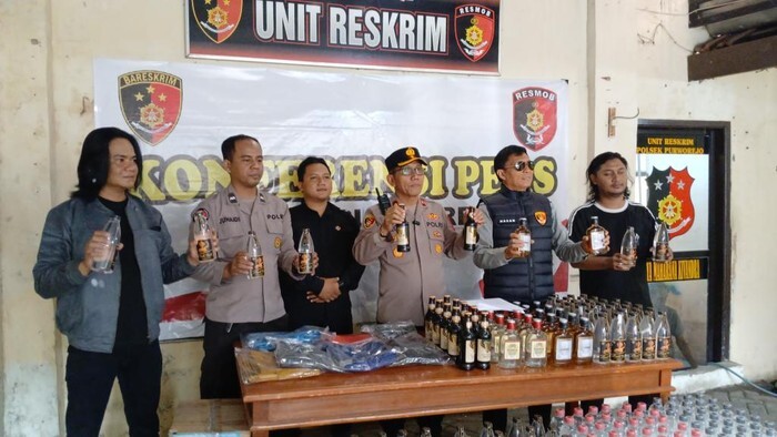 Bawa Ratusan Botol Miras Ilegal, Pemuda Asal Malang Diamankan di Exit Tol Pasuruan
