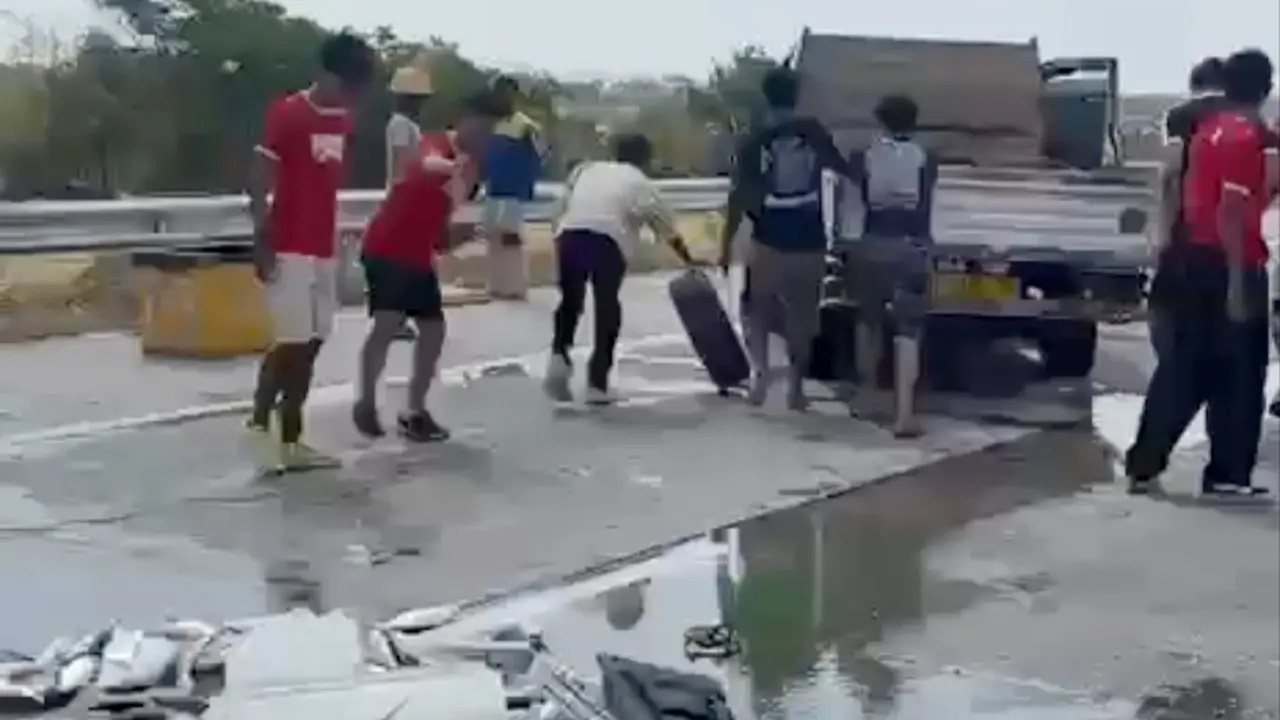 Tak Terduga! Pemain Muda Persijap Jepara Bantu Bersihkan Ikan Berceceran di Tol Pemalang