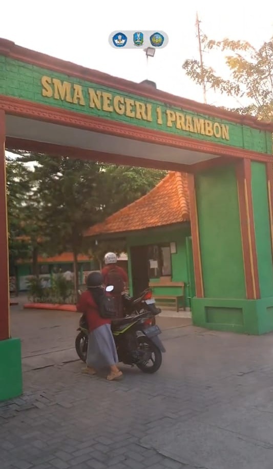 PERINGATI IDUL ADHA SMAN 1 PRAMBON TERAPKAN RASA KEBERSAMAAN DAN KETAQWAAN